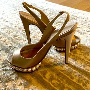 Excellent condition. Worn for engagement pictures only. Pads can be removed.